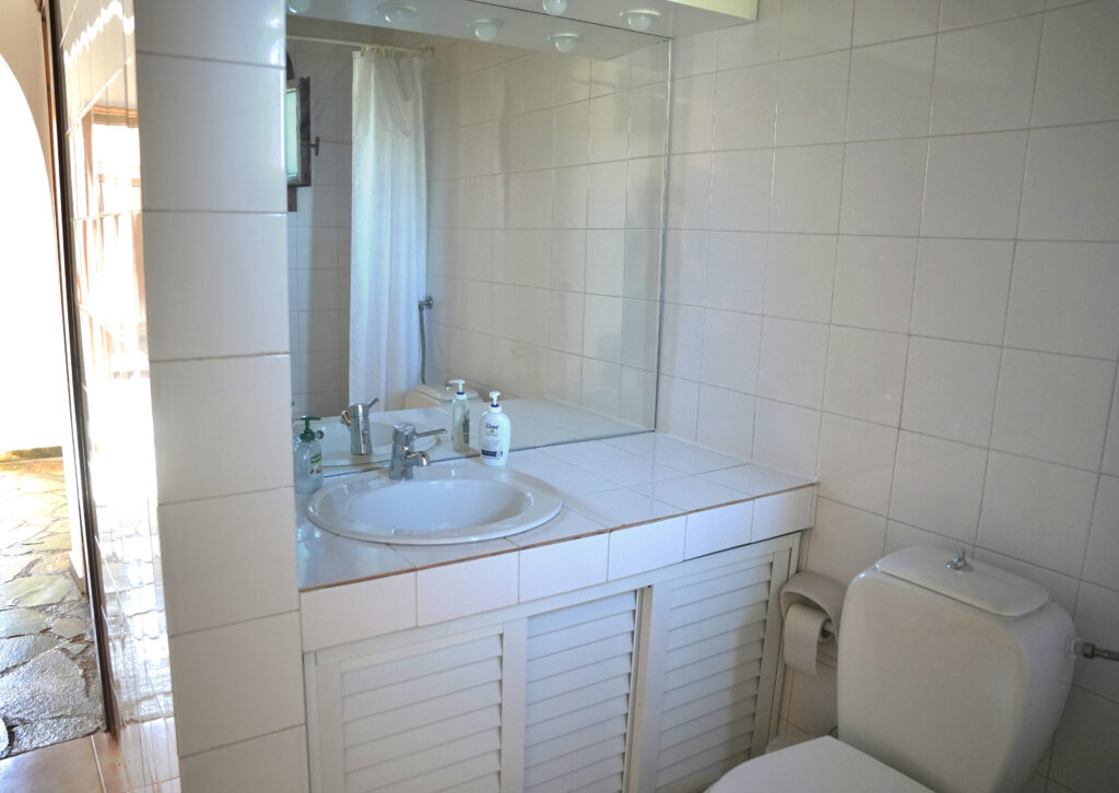 Our Stays mh bathroom2